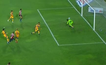 Piojo Alvarado marcó el gol con el que Chivas está derrotando a Tigres en el Estadio Universitario