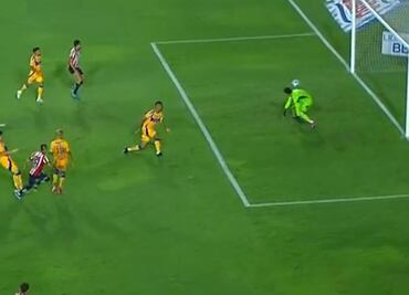 Piojo Alvarado marcó el gol con el que Chivas está derrotando a Tigres en el Estadio Universitario