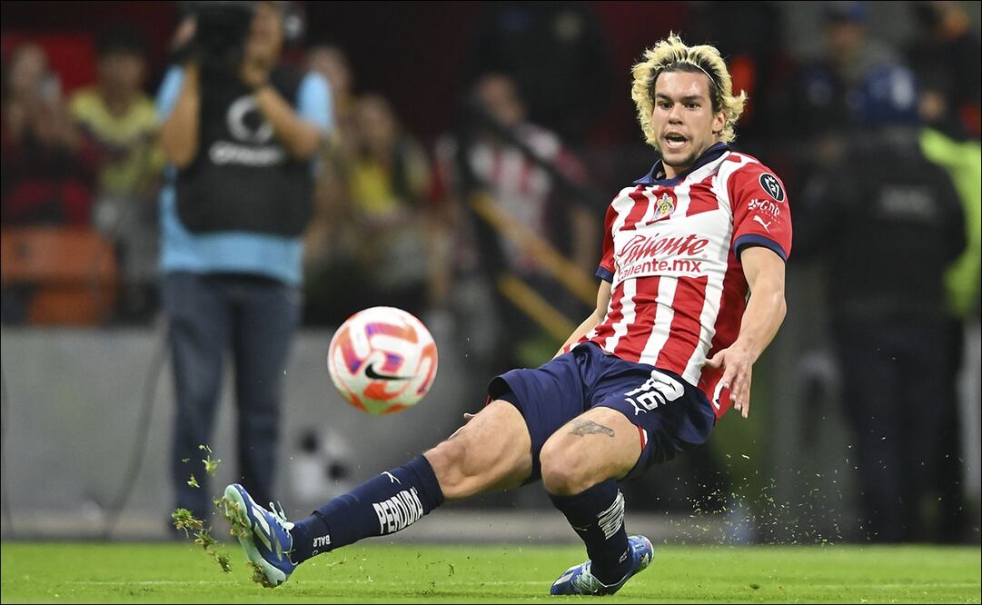 Cade Cowell le pega al balón en un partido con las Chivas. FOTO: Imago7