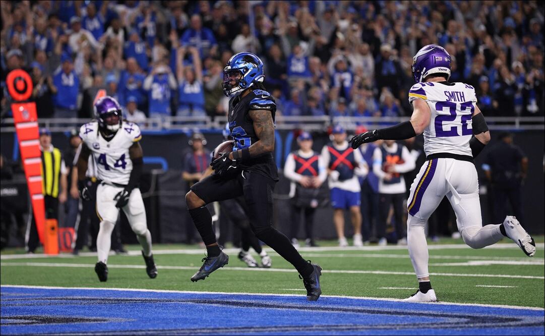 Jahmyr Gibbs (26) de los Detroit Lions logra un touchdown durante el tercer cuarto en el duelo ante los Minnesota Vikings en Ford Field. FOTO: AFP