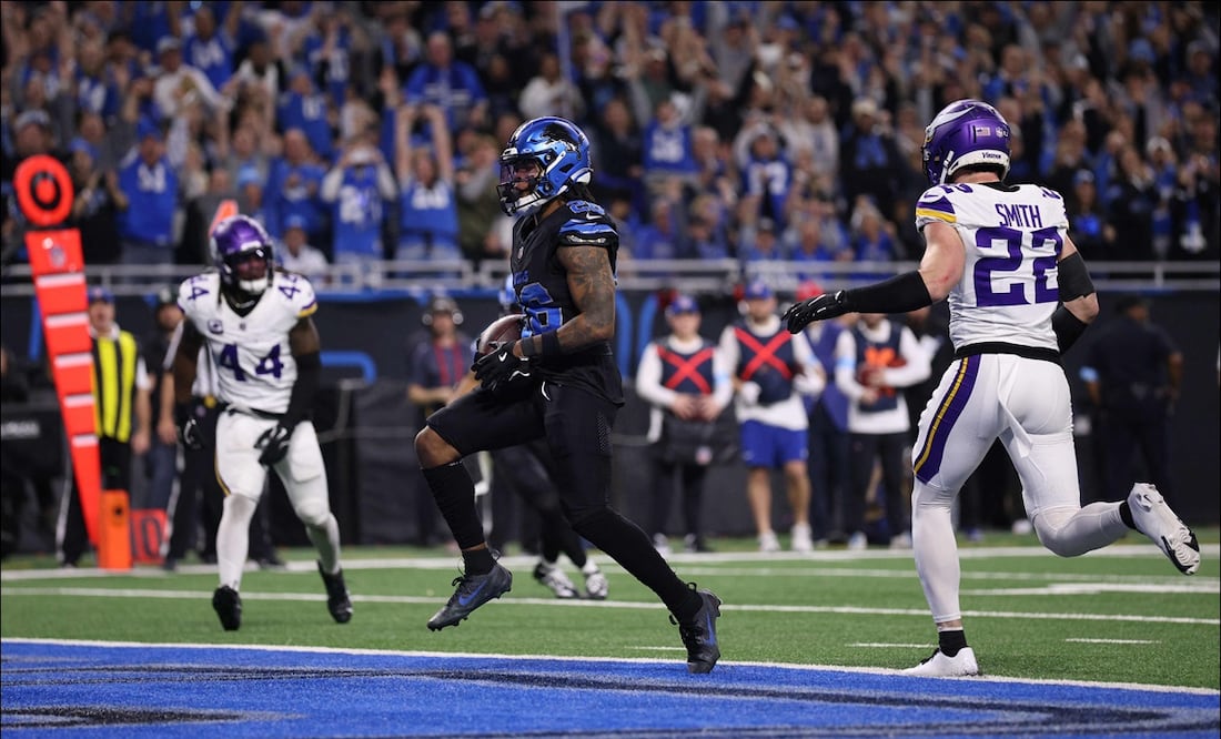 Jahmyr Gibbs (26) de los Detroit Lions logra un touchdown durante el tercer cuarto en el duelo ante los Minnesota Vikings en Ford Field. FOTO: AFP