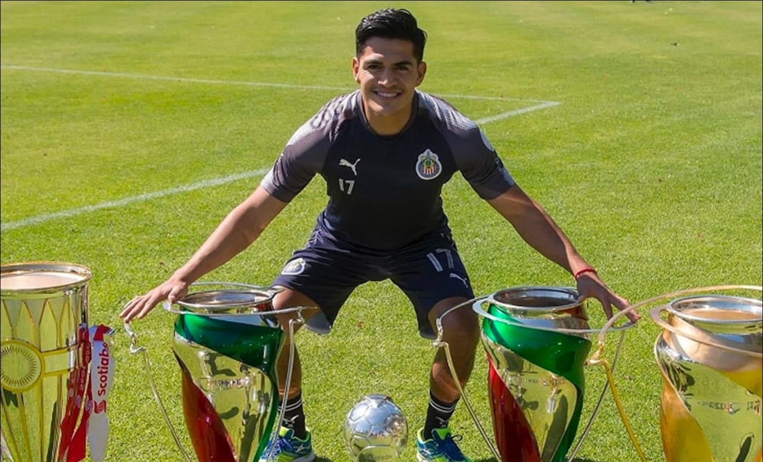 Jesús 'Chapo' Sánchez se despide de las canchas tras 14 años como rojiblanco. FOTO: @Chivas