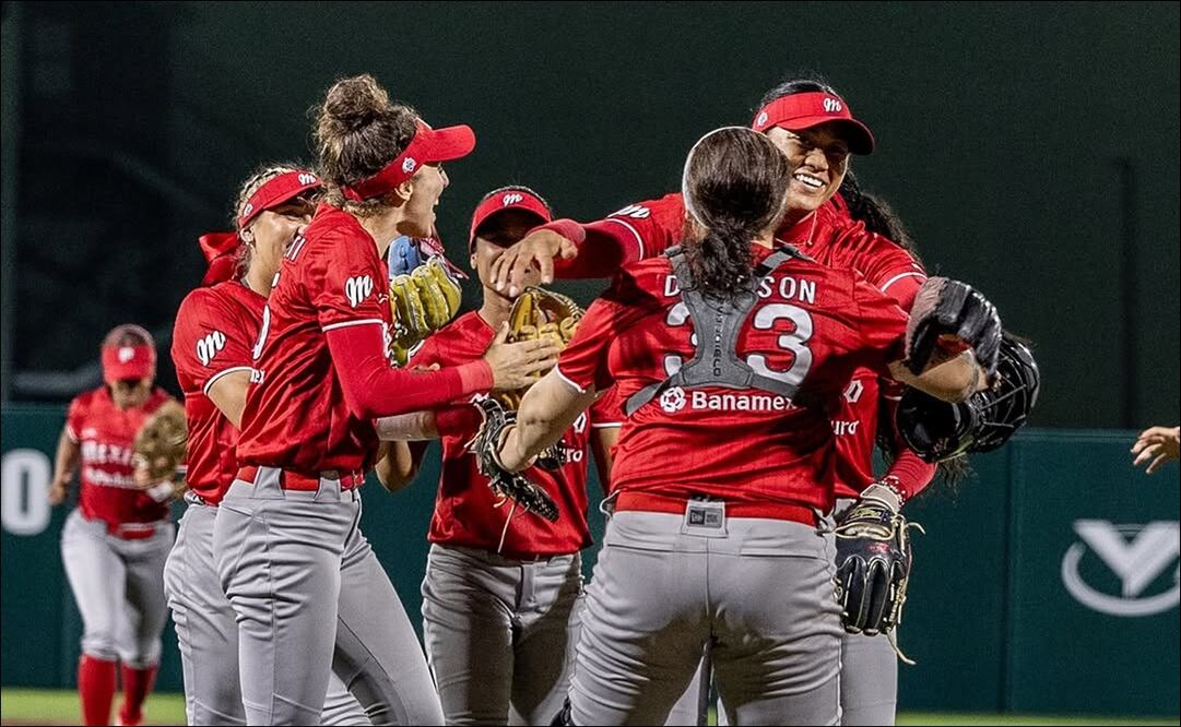 Megan Faraimo celebra con sus compañeras tras registrar el primer juego perfecto en la historia de la LMS. FOTO: @diablosrojosfem