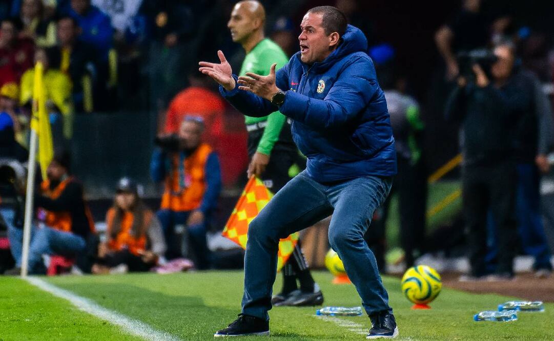 André Jardine da indicaciones a sus jugadores de manera airada en un juego del América. Foto: Imago7