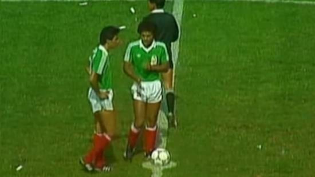 Tomás Boy charla con Hugo Sánchez antes de que empiece el partido de Cuartos de Final ante Alemania en México 86. Foto: Especial
