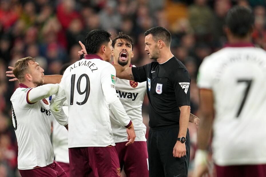 Edson vio una doble tarjeta amarilla al minuto 76 y fue echado del partido. Foto: Imago7.