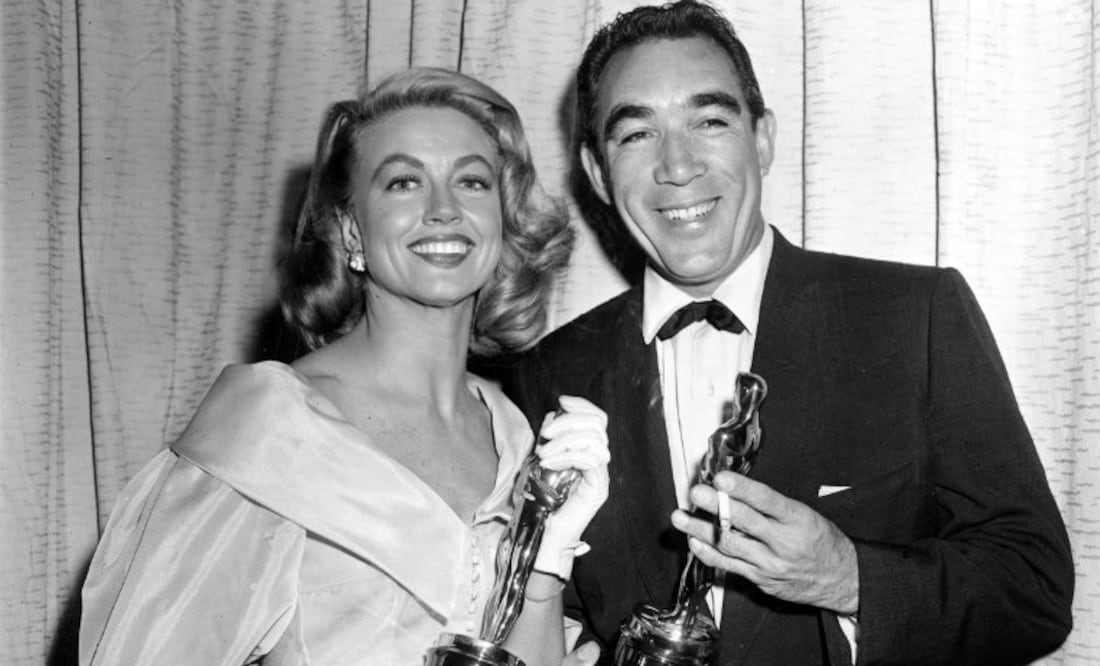 27 de marzo de 1957: los ganadores del Oscar, Dorothy Malone y Anthony Quinn, posando en los Premios de la Academia en Hollywood. (Foto: AP)
