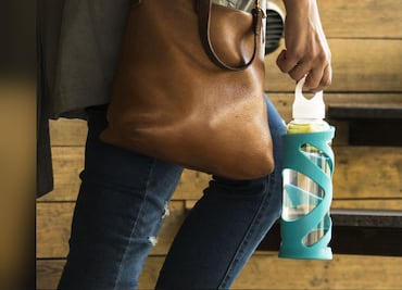 Vidrio, una opción para reducir el uso de botellas de plástico