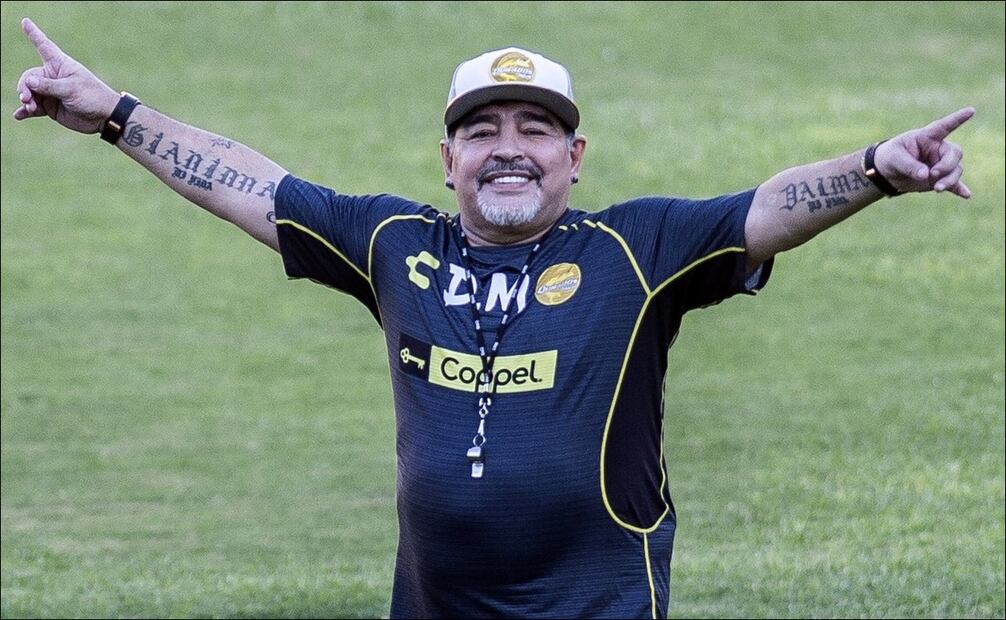 Diego Armando Maradona levanta los brazos en un entrenamiento cuando era técnico de Dorados. FOTO: AFP