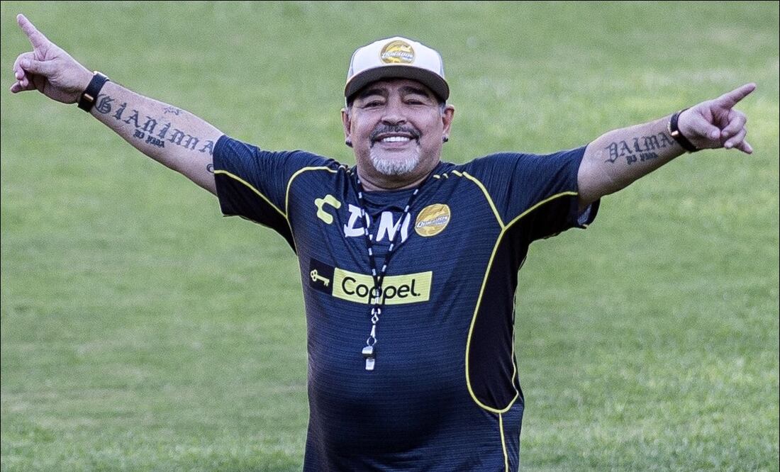 Diego Armando Maradona levanta los brazos en un entrenamiento cuando era técnico de Dorados. FOTO: AFP