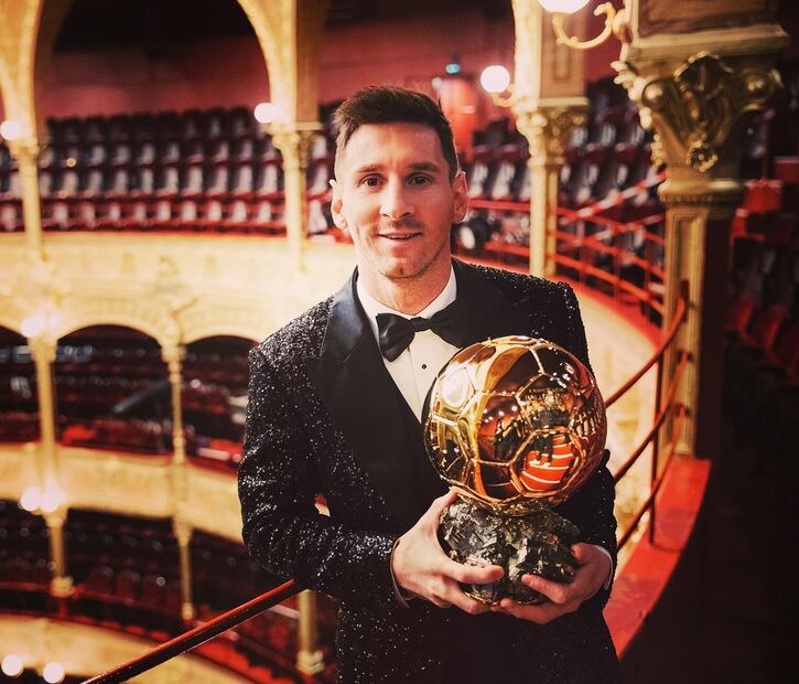 Lionel Messi y uno de los balones de oro. Fuente: Instagram @leomessi