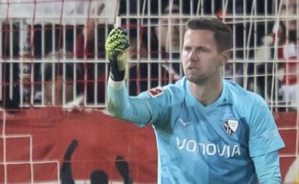 Portero del Bochum es agredido y los equipos protestan sin atacar en el resto del partido