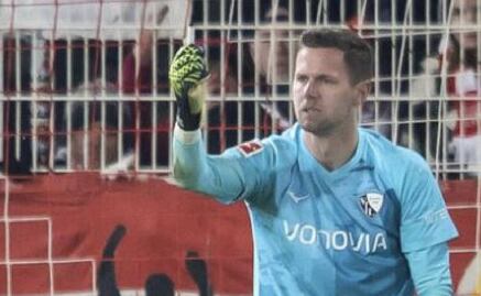 Portero del Bochum es agredido y los equipos protestan sin atacar en el resto del partido