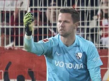 Portero del Bochum es agredido y los equipos protestan sin atacar en el resto del partido