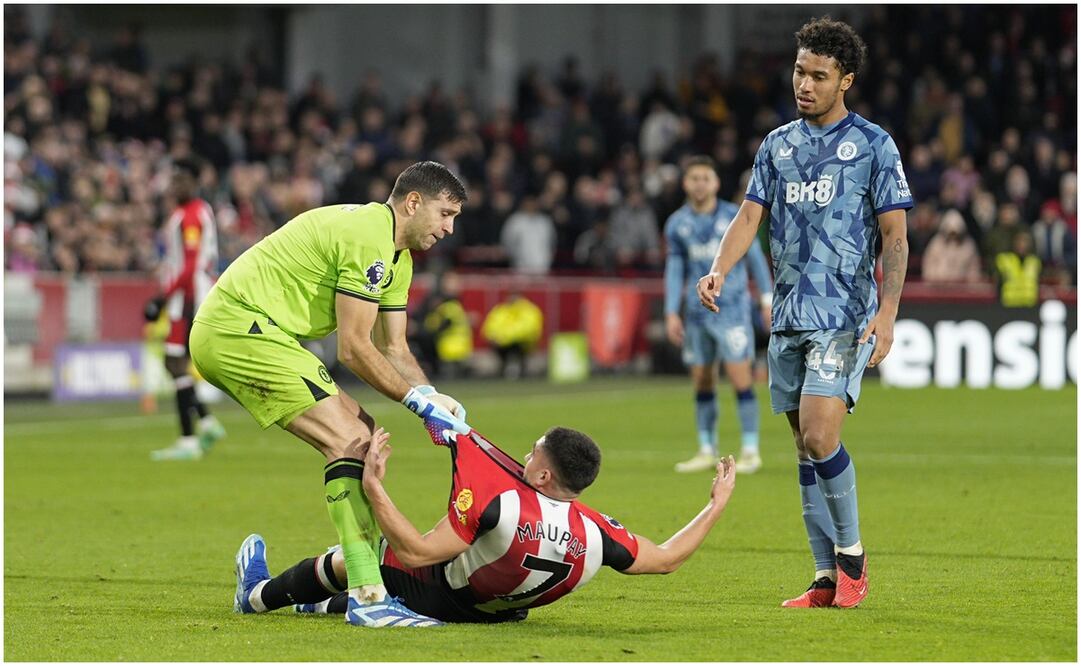 'Dibu' Martínez jaloneando a un delantero en Inglaterra / FOTO: AP