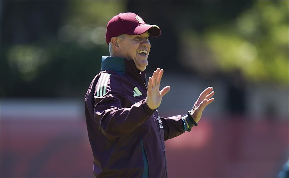 Javier Aguirre dirige un entrenamiento de la Selección Mexicana. FOTO: Imago7