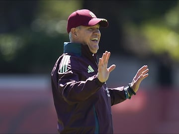 El 'Vasco' Aguirre fue captado "pidiendo chupes" en plena concentración de la Selección Mexicana