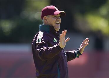 El 'Vasco' Aguirre fue captado "pidiendo chupes" en plena concentración de la Selección Mexicana