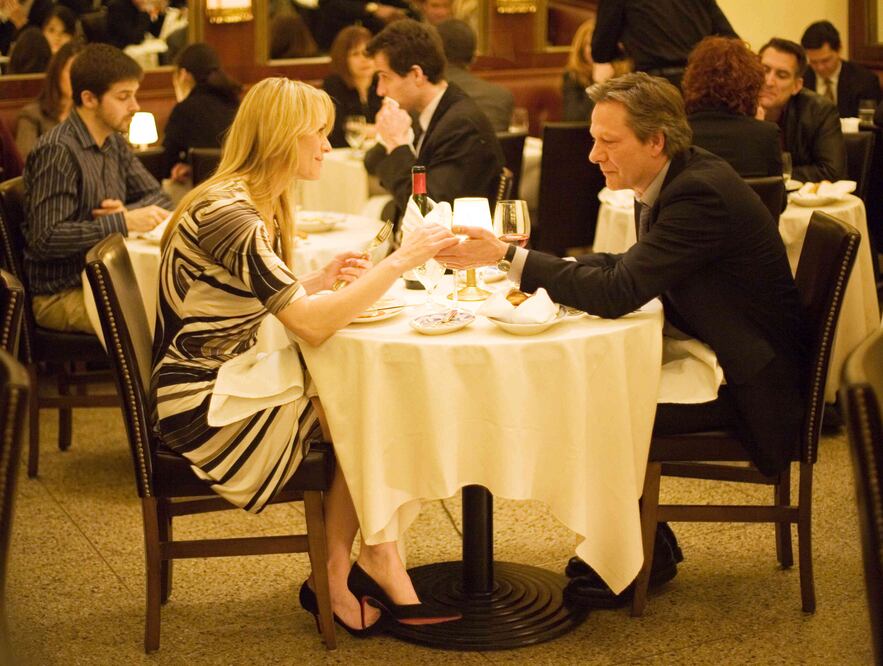 Como en “Sliver”, cinta protagonizada por Sharon Stone, puedes acudir a un lugar público, como un restaurante, y quitarte la ropa interior sin que nadie de los presentes lo note. Esto aumentará considerablemente la libido de tu pareja. (Foto: Paramount Pictures)