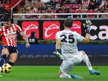 Alan Pulido marcó polémico gol en el empate parcial de Chivas vs Pachuca ¿Debió ser anulado?