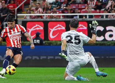 Alan Pulido marcó polémico gol en el empate parcial de Chivas vs Pachuca ¿Debió ser anulado?
