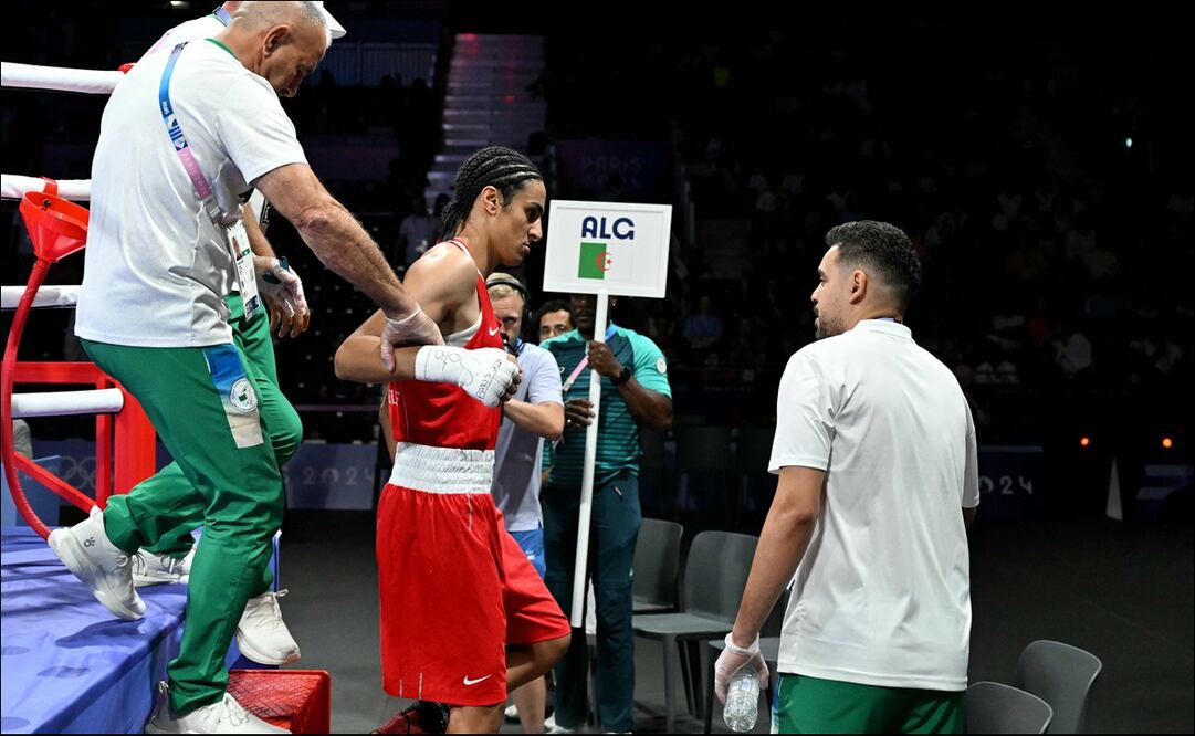La boxeadora argelina Imane Khelif baja del cuadrilátero tras su pleito ante la italiana Angela Carini. FOTO: AFP