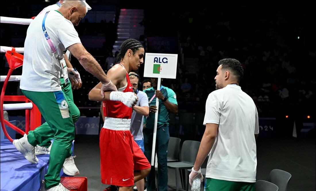 La boxeadora argelina Imane Khelif baja del cuadrilátero tras su pleito ante la italiana Angela Carini. FOTO: AFP