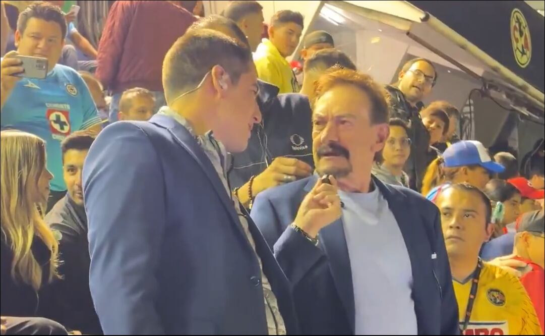 Andrés Vaca y Ricardo La Volpe charlan antes de la transmisión del América vs Cruz Azul desde la tribuna. FOTO: Captura