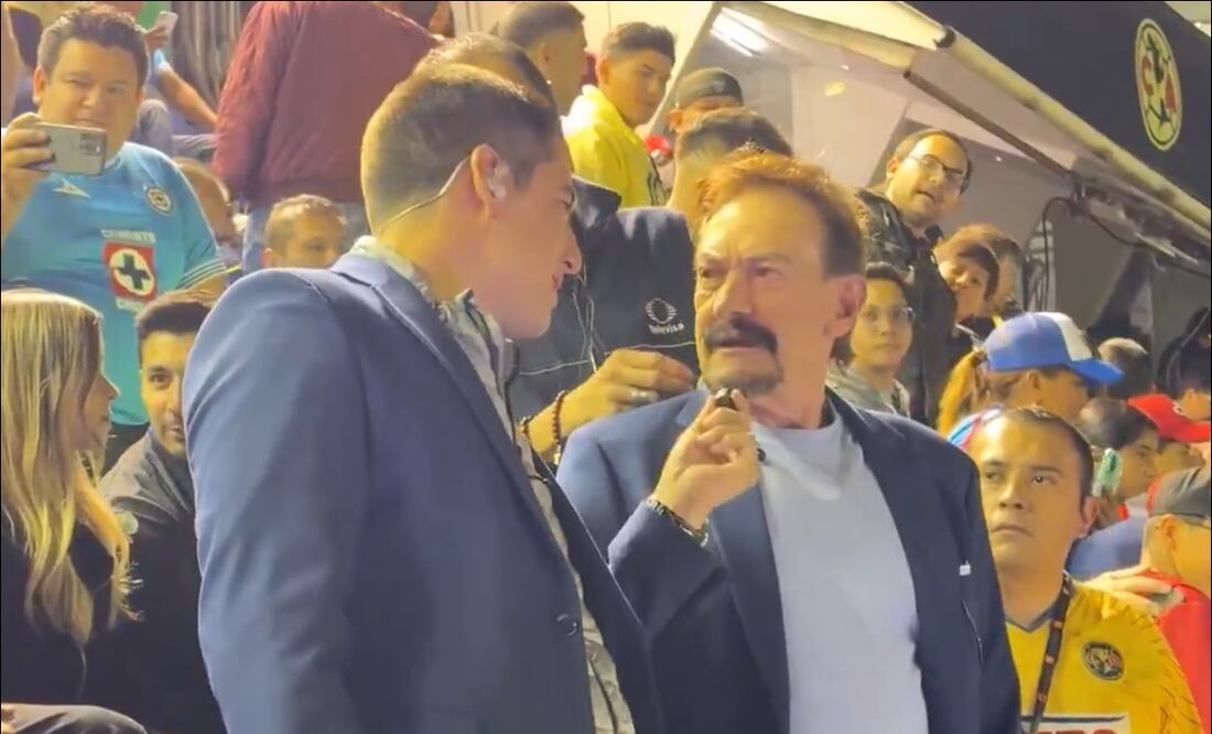 Andrés Vaca y Ricardo La Volpe charlan antes de la transmisión del América vs Cruz Azul desde la tribuna. FOTO: Captura