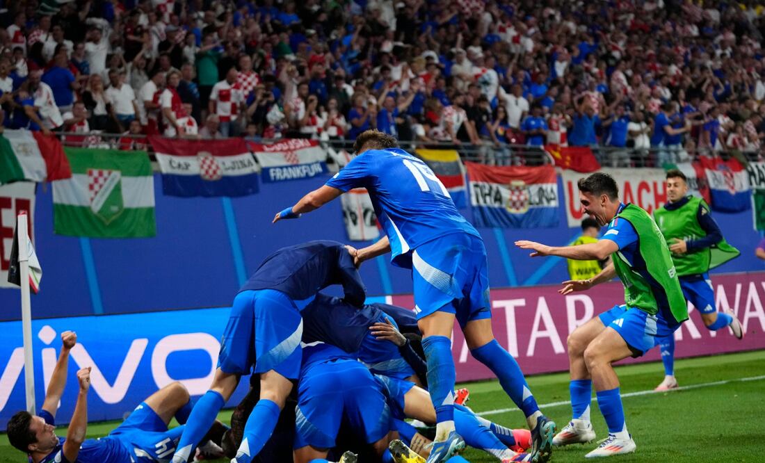 Jugadores de la selección de Italia celebran el gol de la igualada ante Croacia. FOTO: AP