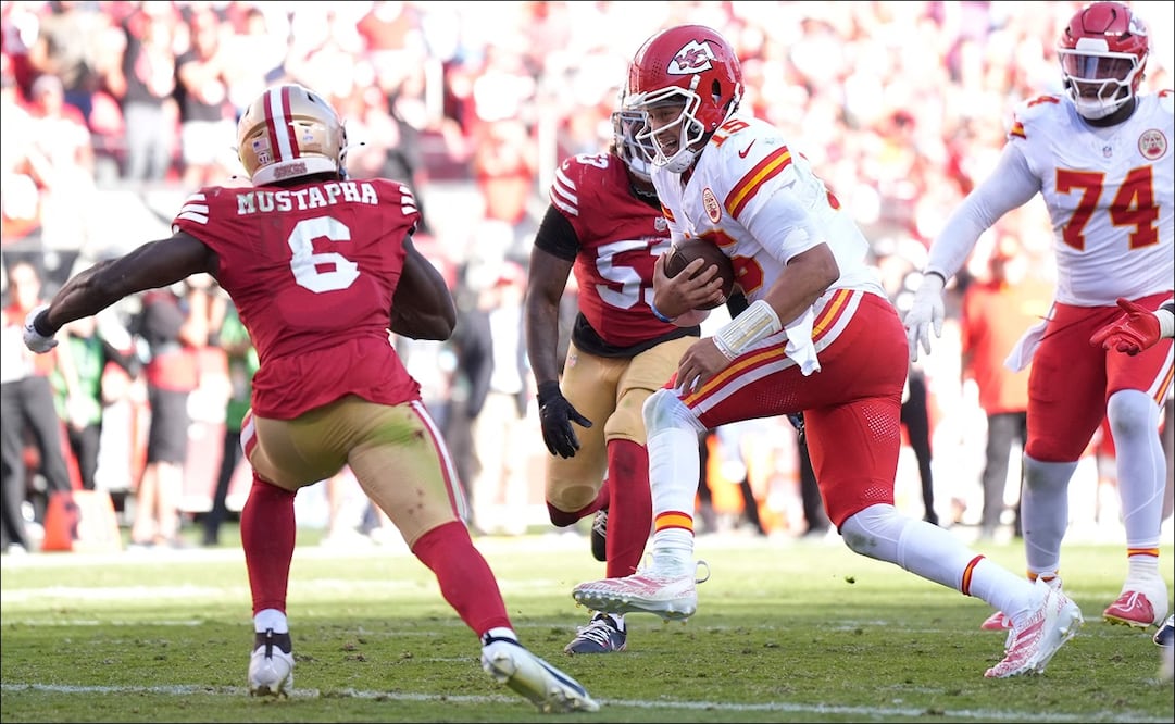 Patrick Mahomes #15 de Kansas City Chiefs acarrea el ovoide en el duelo ante los San Francisco 49ers en el Levi's Stadium. FOTO: AFP