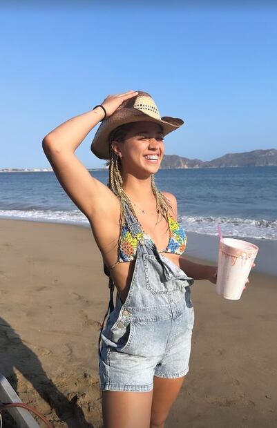 Nailea Vidrio se relaja en la playa donde estrenó imagen. FOTO: @naileavidrio