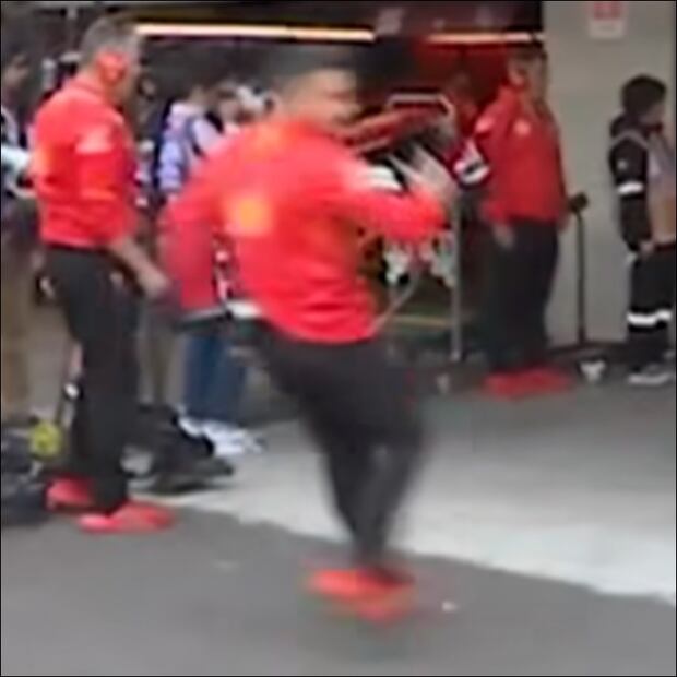 El integrante de Ferrari se tropieza al darle la salida a Charles Leclerc. FOTO: Captura