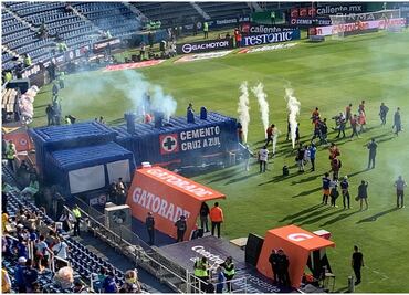 Cruz Azul se pone creativo y protege a sus jugadores con gusano en forma de tren