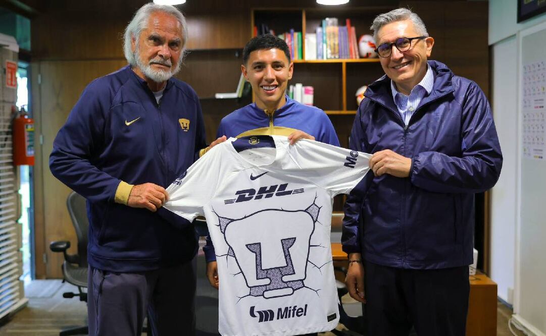 Miguel Mejía Barón y Luis Raúl González le dieron la bienvenida a Leo Suárez a los Pumas. Foto: PumasMX