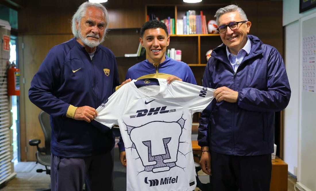 Miguel Mejía Barón y Luis Raúl González le dieron la bienvenida a Leo Suárez a los Pumas. Foto: PumasMX