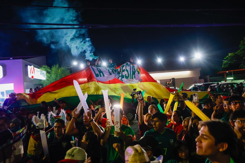 Decenas de bolivianos se reunieron afuera del hotel donde se concentra la Selección de fútbol de Bolivia - Foto: Diego Simón Sánchez/EL UNIVERSAL