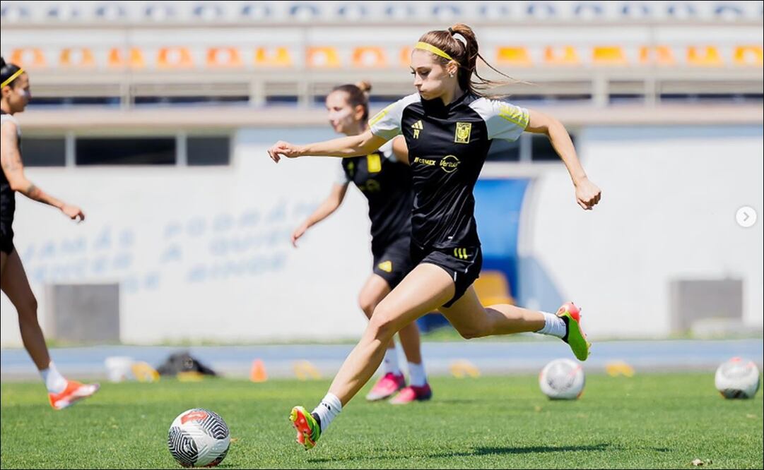 Tatiana Flores saca un disparo durante un entrenamiento con los Tigres. FOTO: @9tatianaflores
