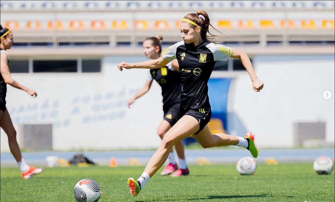 Tatiana Flores saca un disparo durante un entrenamiento con los Tigres. FOTO: @9tatianaflores