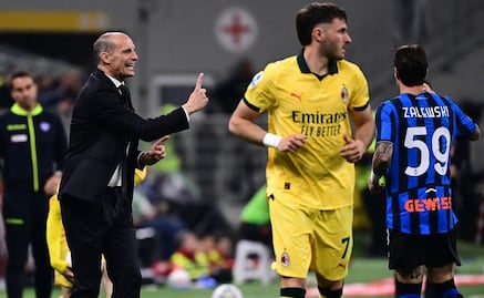 Santiago Giménez fue titular en la derrota del Milán y cumplió un año sin gol