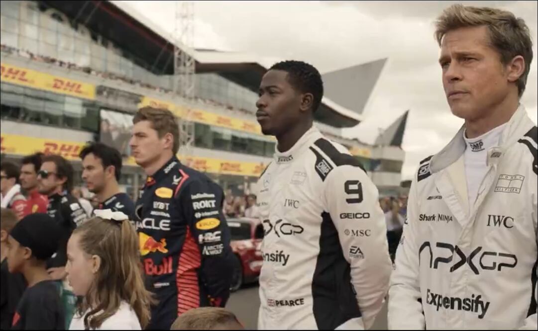 Sergio Pérez aparece junto a Max Verstappen, Fernando Alonso, Carlos Sainz Jr. y los protagonistas de la cinta. FOTO: Captura