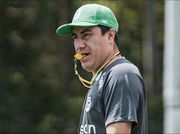 El mexicano Efraín Juárez habría presentado su renuncia como director técnico del Atlético Nacional
