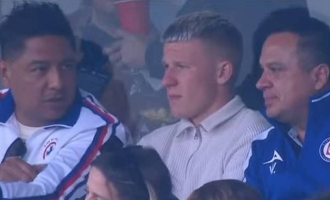 Eder Velázquez, junto a su tío Víctor y Mateusz Bogusz, viendo un partido de Cruz Azul. Foto: Especial