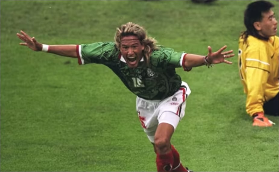 Luis Hernández celebra uno de sus goles en el Mundial de Francia 1998. FOTO: FIFA.com