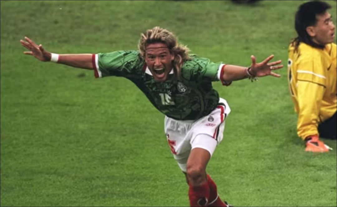 Luis Hernández celebra uno de sus goles en el Mundial de Francia 1998. FOTO: FIFA.com
