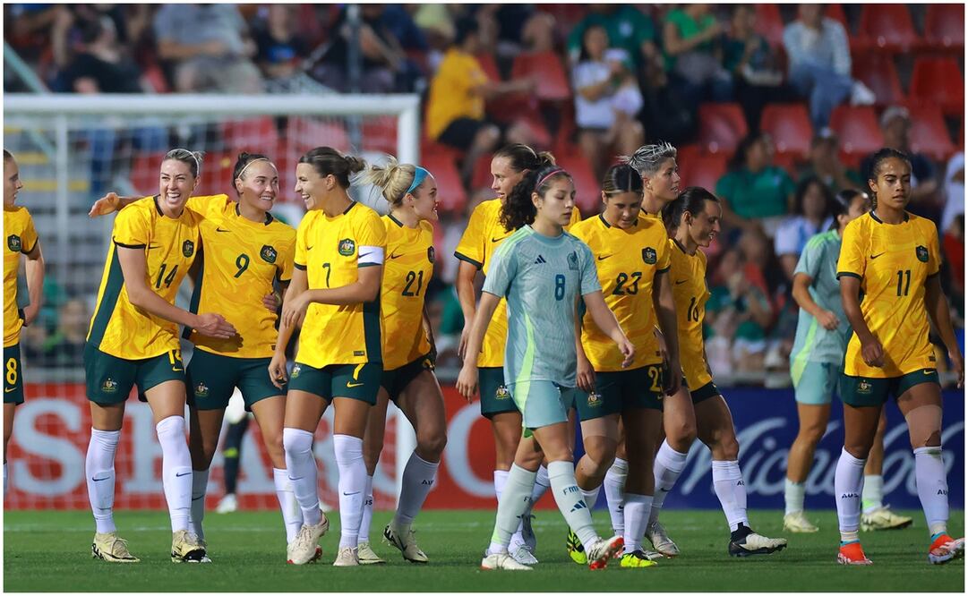 Alexa Delgado, del Tri Femenil, con jugadoras de Australia celebrando / FOTO: Imago7