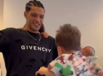 Raúl Jiménez practica sus festejos de gol con su hijo: ¡espera celebrar pronto!