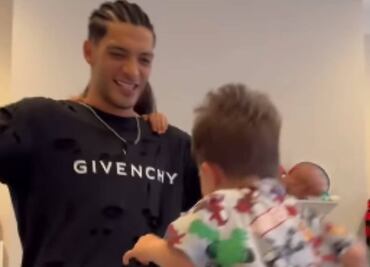 Raúl Jiménez practica sus festejos de gol con su hijo: ¡espera celebrar pronto!