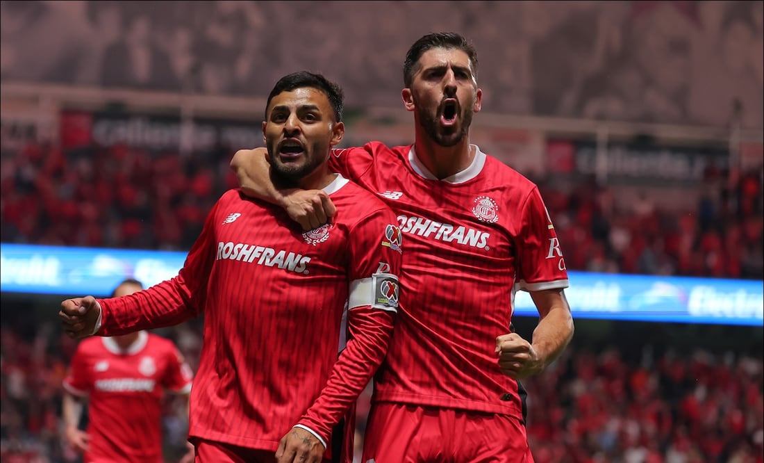 Alexis Vega y Paulinho celebran uno de los goles anotados ante Rayados en los Cuartos de Final de Vuelta del Clausura 2025. FOTO: Imago