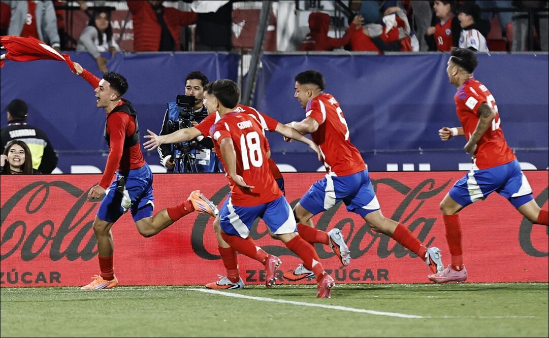 Ian Garguez (i) de Chile celebra un gol en el partido del grupo A de la Copa Mundial Sub 20 entre Chile y Nueva Zelanda en el estadio Nacional en Santiago. FOTO: EFE